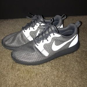 Grey Nike Rosche